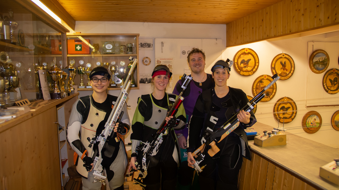 Die erfolgreiche Mannschaft der SG Alpenrose Brodhausen freut sich über den größten Mann-schaftserfolg in der 113jährigen Vereinshistorie. (v.l.: Alexandra Heimerl, Conny Demmelmair, Tobias Sperl und Daniela Romstädter)